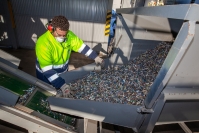 Trabajador de Recycling4all separando residuos